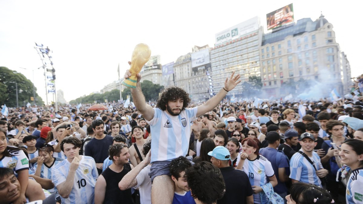 جوليانو سيميوني يكسر الصمت برسالة فخر لجماهير الأرجنتين بعد نهائي كأس العالم