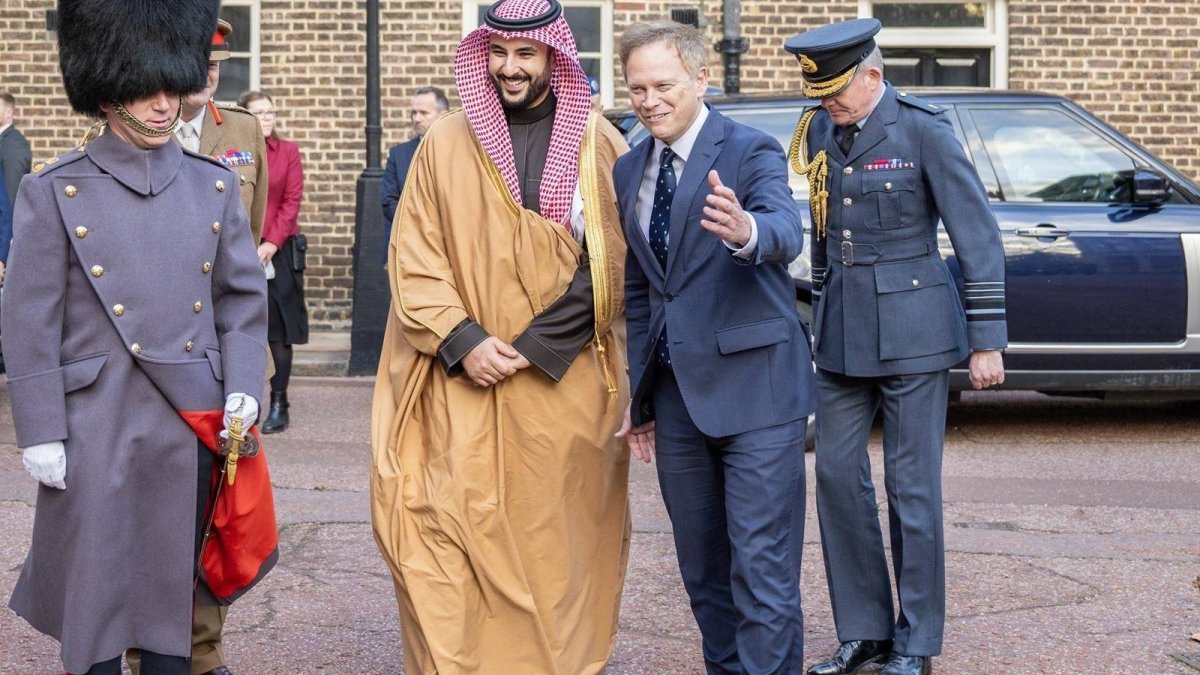 ترمب وبيرنهام يبحثان التجارة والتعاون العسكري في مكالمة "جيدة جداً"