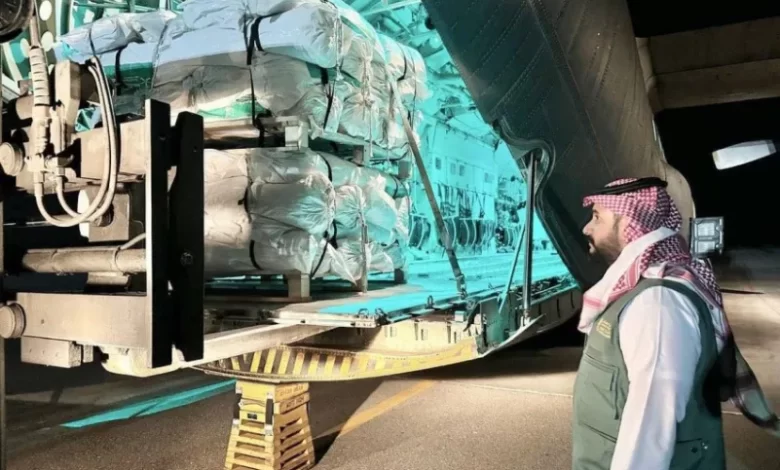 الطائرة الإغاثية السعودية الـ80 تصل إلى مطار العريش لدعم أهالي غزة