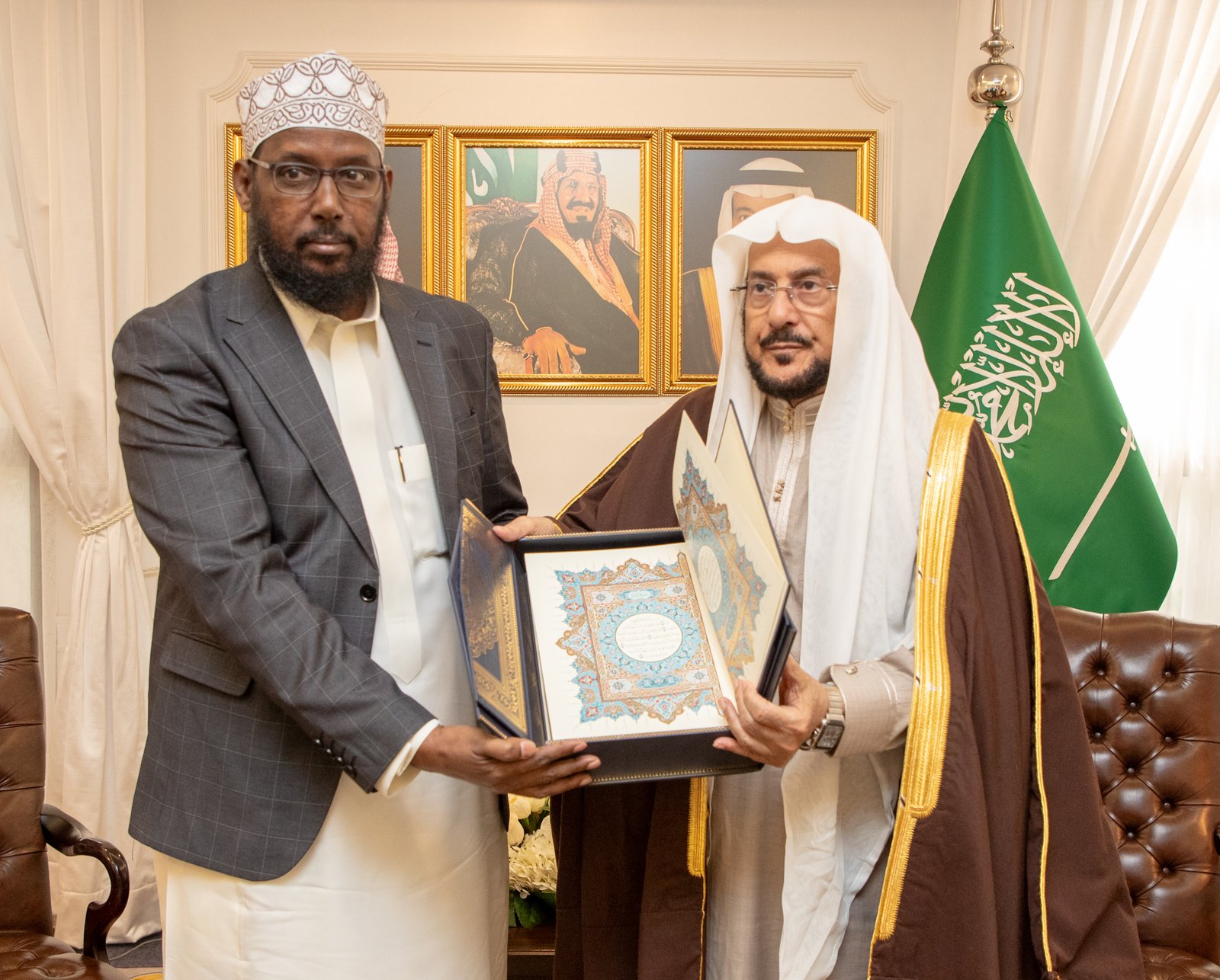 وزير الأوقاف الصومالي يثني على جهود مجمع الملك فهد لطباعة المصحف