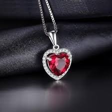 أحمر الشفاه الأحمر: سر الأنوثة الفاتنة الذي تكشفه 'سعودي 365' لإطلالة يوم الحب